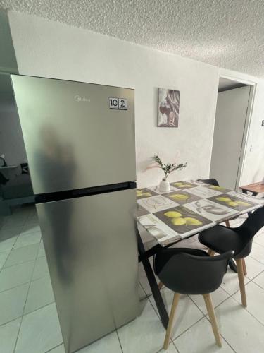 O bucătărie sau chicinetă la Pinar de la Calma Casa Renovada dentro del periferico excelente ubicacion a tan solo 5 minutos del ITESO TecMilenio UVM Parque Industrial Tecnologico II
