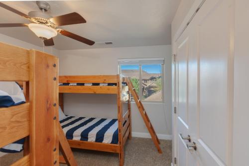 a bedroom with two bunk beds and a ceiling fan at 4194 Coral Ridge Resort Dog Friendly, BBQ grill, Private Hot Tub, Community Pool in Washington