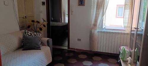 a living room with a couch and a window at Da Anto in Trivio