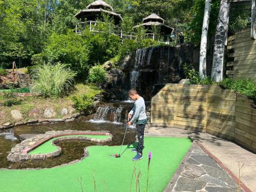 Huéspedes de Amazing lakefront home in the White Mountains with game room theater