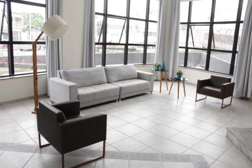 a living room with a couch and two chairs at Pouso Alegre Hotel INN - Próximo a Unimed e Rodoviária in Pouso Alegre