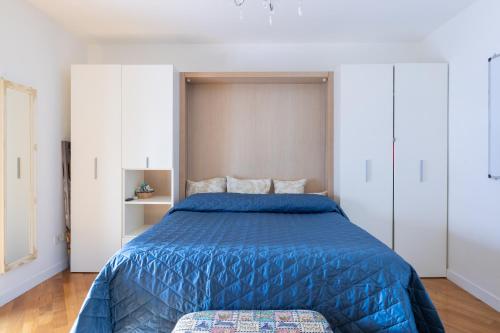 een slaapkamer met een blauw bed en witte kasten bij Elegante dimora - nel centro di Roma in Rome