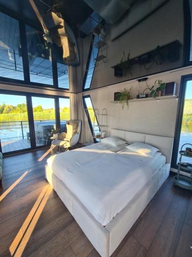 a bedroom with a large bed in a boat at Noce na Wiśle - tylko 15 min od Gdanska in Błotnik