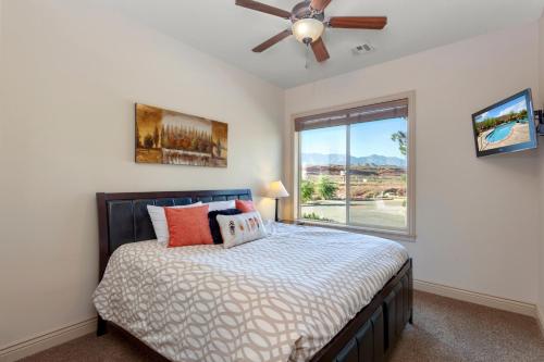 Postel nebo postele na pokoji v ubytování Coral Springs Resort H2 Brand New Home, Community Pool, Outdoor Fireplace, and Near Sand Hollow