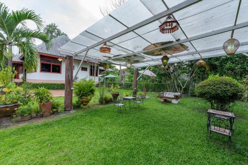 a backyard with a skateboard under a pergola at Romsak Lanna Resort in Chiang Mai
