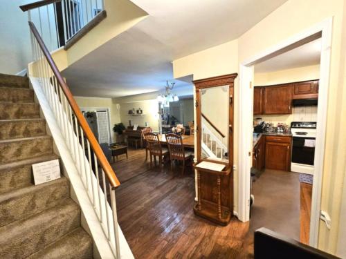 Dapur atau dapur kecil di Townhouse with High Speed WiFi & Free Parking