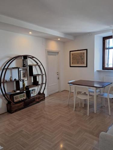 una sala da pranzo con un tavolo e uno specchio di A casatua home ad Assisi