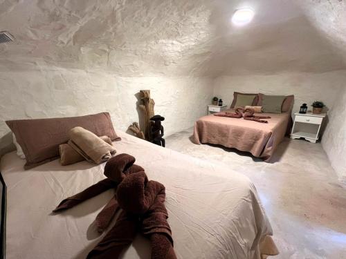 a bedroom with two beds in a room at El Refugio de Las Vegas in Valsequillo