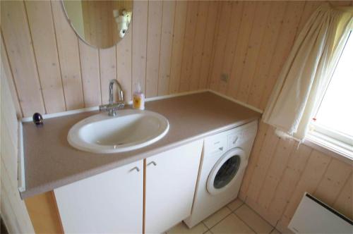 a bathroom with a sink and a washing machine at 90714-Bogo-By-Hojdedraget-56 in Bogø By