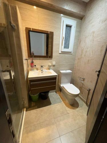 Et badeværelse på S1 résidence avec piscine et Pied dans l'eau