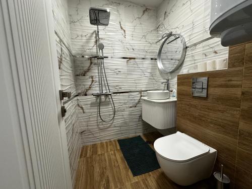 a bathroom with a toilet and a shower in it at Delux 3 - Plovdiv Модерен апартамент,2 спални,център in Plovdiv