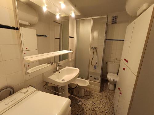 une salle de bain blanche avec un lavabo et des toilettes dans l'établissement Résidence Alpet Ii - Grand studio pour 2/4 personnes MAE-9104, à Montgenèvre