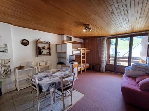 un salon avec une table et un canapé dans l'établissement Résidence Alpet Ii - Grand studio pour 2/4 personnes MAE-9104, à Montgenèvre