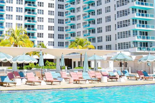 Πισίνα στο ή κοντά στο Seacoast Suites on Miami Beach