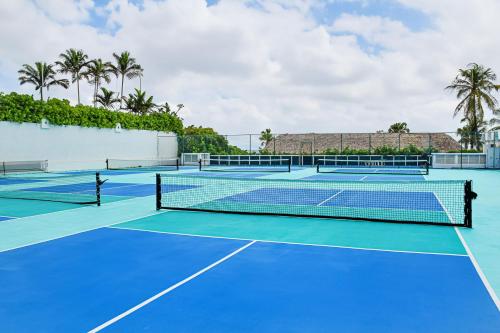 Εγκαταστάσεις για τένις ή/και σκουός στο Seacoast Suites on Miami Beach ή εκεί κοντά