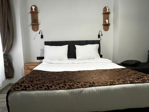 ein Schlafzimmer mit einem großen Bett mit schwarzem Kopfteil in der Unterkunft The iderot Otel Taksim in Istanbul