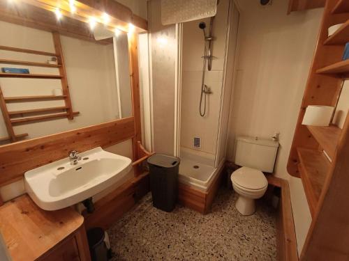 une salle de bain avec un lavabo, des toilettes et une douche dans l'établissement Résidence Alpet Ii - Studio spacieux,agréable, superbe vue pistes plein sud, parking. MAE-8104, à Montgenèvre