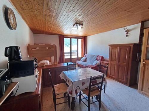 une cuisine et un salon avec une table et des chaises dans l'établissement Résidence Alpet Ii - Studio spacieux,agréable, superbe vue pistes plein sud, parking. MAE-8104, à Montgenèvre