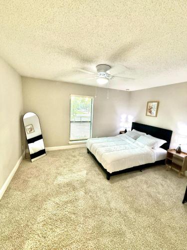 a bedroom with a large bed and a window at Cozy retreat 1Br 1Ba near hospital and tollway in Addison