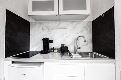 eine Küche mit Spüle und Arbeitsplatte in der Unterkunft Sweet-Thermal Amnéville loisir, parking gratuit in Amnéville