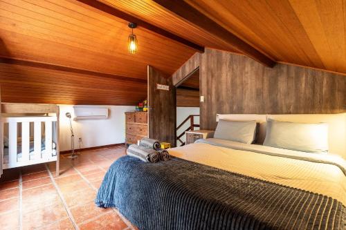 a bedroom with a bed and a wooden ceiling at Vaca do Brejo, piscina aquecida, sauna, A/C quente in Petrópolis