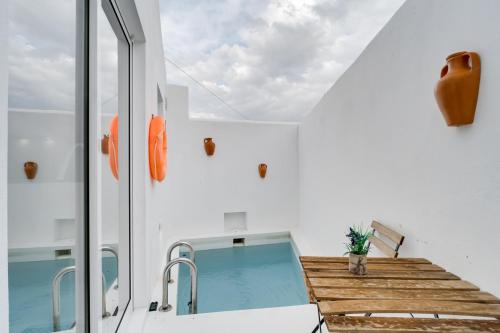 a house with a plunge pool on a boat at Abrigo da Sorna in São Marcos do Campo