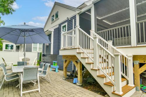 Balkón nebo terasa v ubytování 2 Mi to Public Beach Access! Cape Cod Family Home