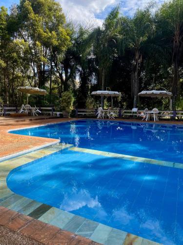 Der Swimmingpool an oder in der Nähe von Mirágua Refugios Pousada