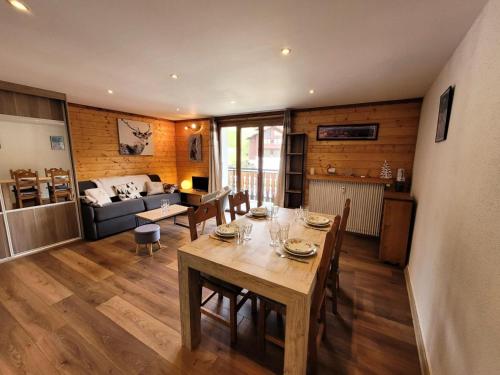 un salon avec une table et un canapé dans l'établissement Résidence Saint Guibert - Charmant appartement au cœur du vieux village MAE-1341, aux Gets