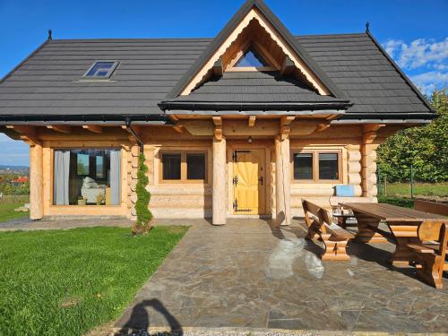 a log cabin with a picnic table in front of it at beskid house in Spytkowice