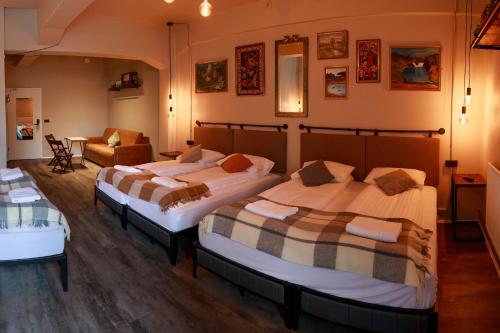 Una cama o camas en una habitación de KEX Hostel and Hotel