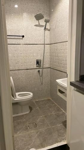 a bathroom with a toilet and a shower at شقة راقية وفاخرة in Riyadh