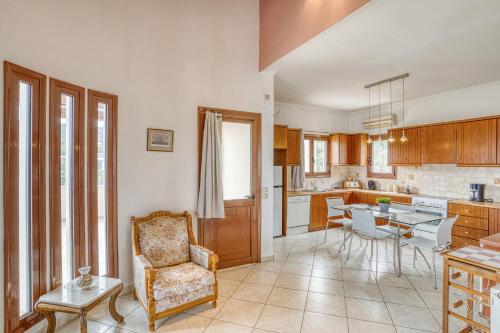 une cuisine avec une table et une chaise dans une pièce dans l'établissement Sea View Home, à Karfas