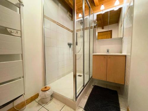une salle de bain avec douche et lavabo dans l'établissement Résidence Courmayeur - Appartement 8/10 personnes 81m² aux Menuires MAE-4334, aux Menuires
