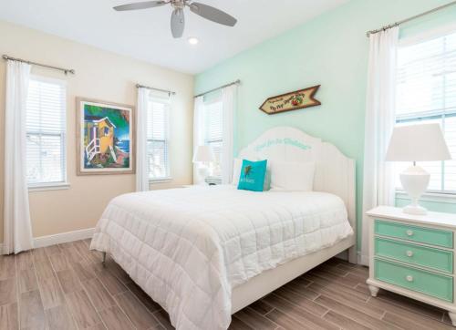 a bedroom with a bed and a ceiling fan at Parrotfish Place - Stay for 6 in Orlando