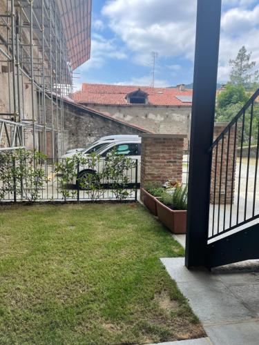 a balcony with a car parked next to a building at Gli Archi di Aldalu in Pinerolo