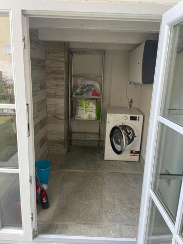 a washer and dryer in a small room at Gli Archi di Aldalu in Pinerolo
