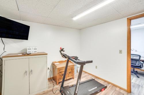 Pusat kecergasan dan/atau kemudahan kecergasan di Walk to Dtwn Sault Ste Marie Updated Studio!