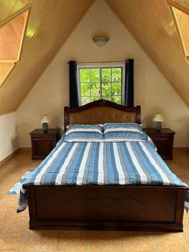 a bedroom with a bed in a attic at Cabaña Montaña Azul Boquete in Alto Boquete