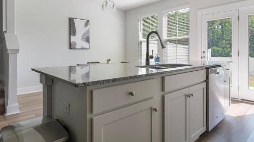 Kuchyň nebo kuchyňský kout v ubytování Landing Furnished Apartments - Summerville