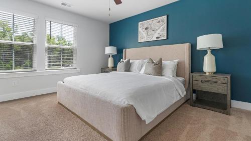 Postel nebo postele na pokoji v ubytování Landing Furnished Apartments - Summerville