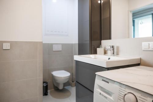 Stylish City Suite, Balcony, Augarten & Center