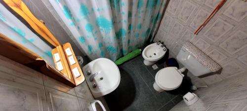 an overhead view of a bathroom with a toilet and a sink at Cabañas Clarita in Dina Huapi