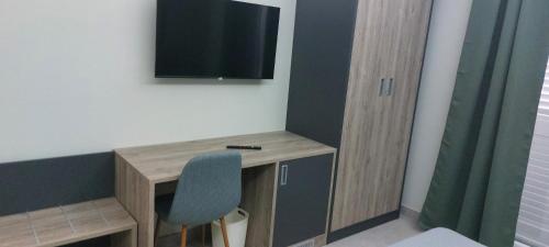 a room with a desk with a television and a chair at Grancara house in Pannaconi