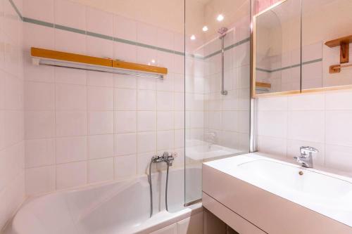 une salle de bain blanche avec une baignoire et un lavabo dans l'établissement Résidence Verdons - VERDONS 7 MAE-4201, à Les Allues