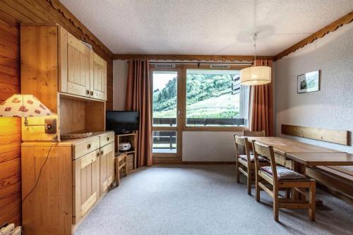 une cuisine et une salle à manger avec une table et une fenêtre dans l'établissement Résidence Verdons - VERDONS 7 MAE-4201, à Les Allues