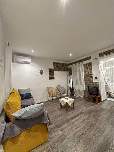 Afbeelding uit fotogalerij van Olive Stonehouse in Plomarion