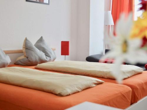 2 camas con almohadas juntas en Holiday apartment "Opera", en Leipzig