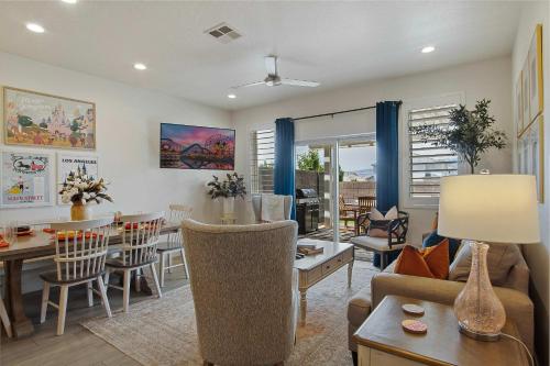 Ruang duduk di Be Our Guest in Utah- Disney Themed Home