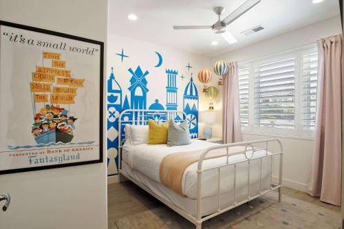 Katil atau katil-katil dalam bilik di Be Our Guest in Utah- Disney Themed Home